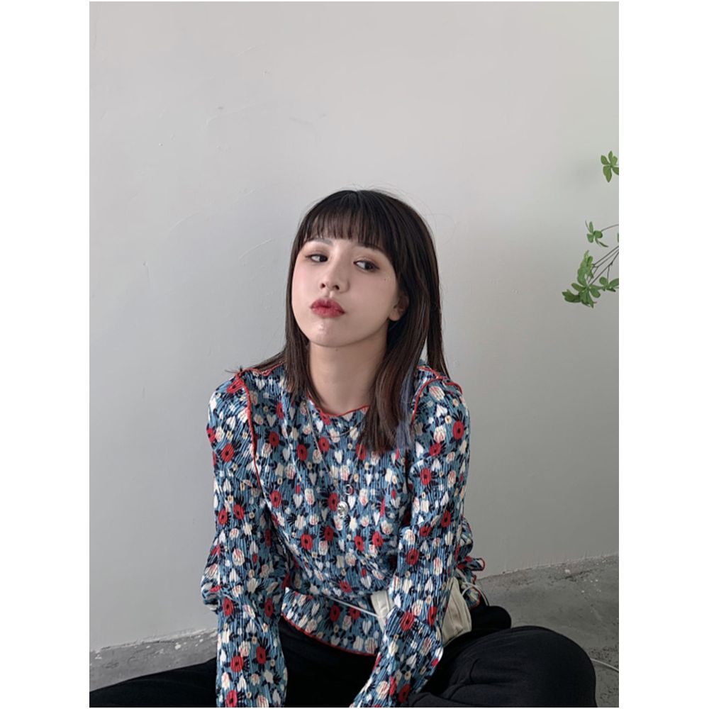 2025 autumn and winter new Korean fashion retro floral fungus edge base shirt for women Korean slim fit long sleeved top image 4