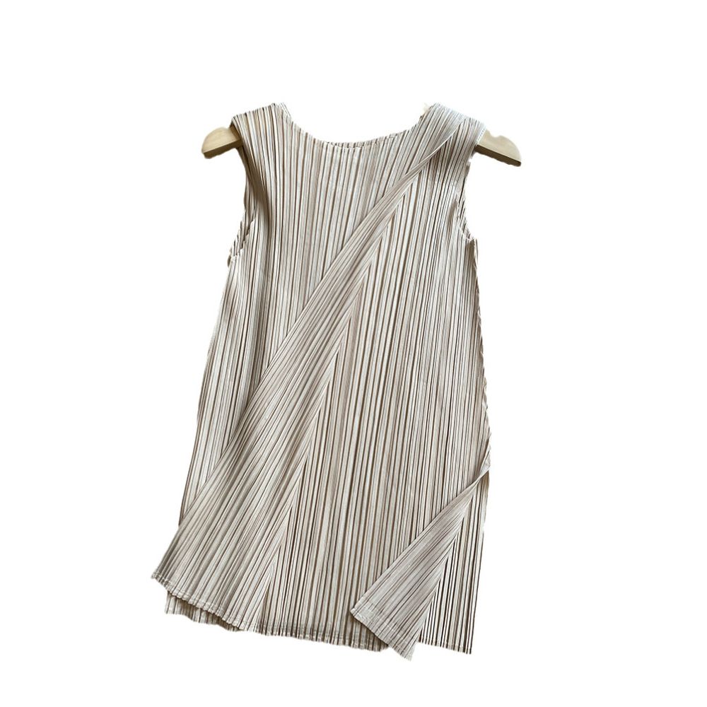 Versatile and slimming two ways to wear asymmetrical faux two piece sleeveless slit slimming loose fitting three panel pleated vest image 4
