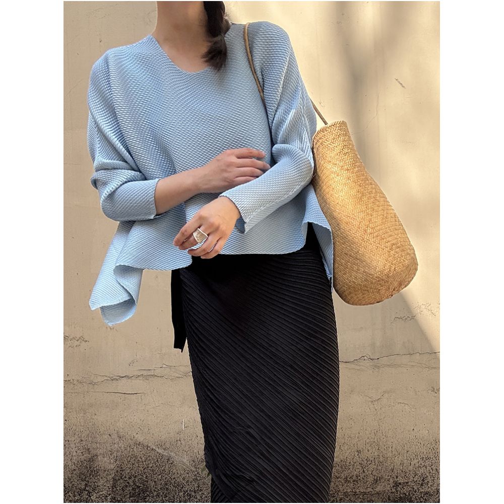 Three new Japanese high waisted round neck long sleeved pleated tops with staggered pleats and irregular commuting texture exuding a slimming temperament image 0