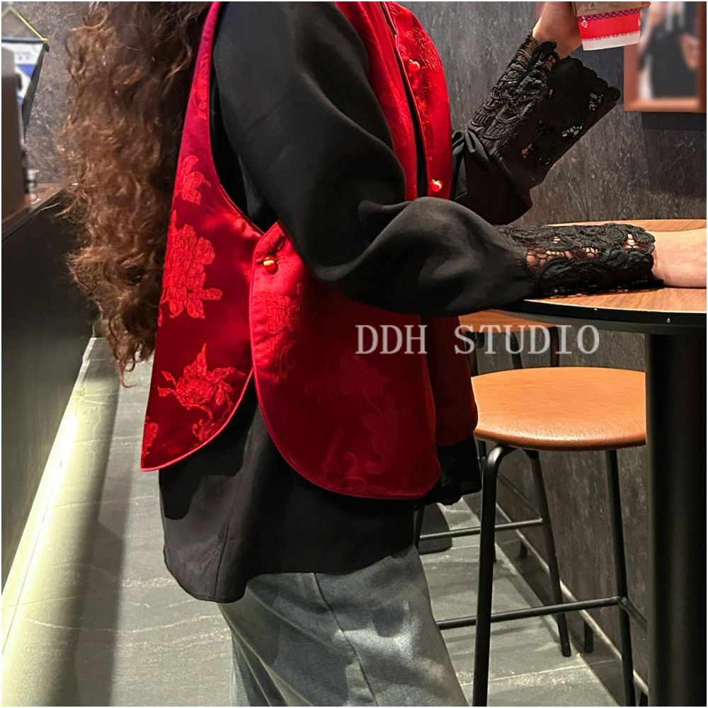 Retro red double sided Chinese standing collar vest retro jacquard New Year greeting Chinese style vest top early spring style image 3