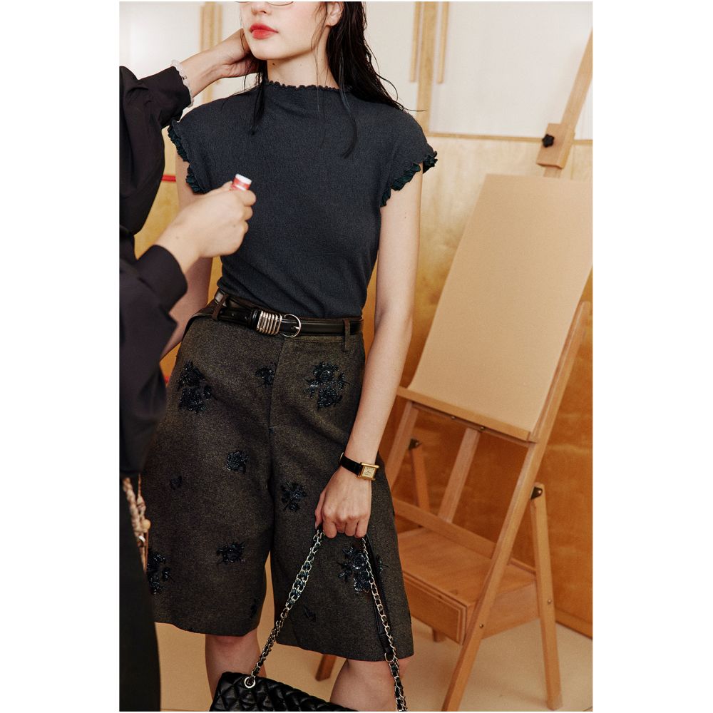 Rosebanks today is a fashionable ambitious brand that combines strength and softness positioned as pearl tube embroidered Bermuda five quarter pants image 8