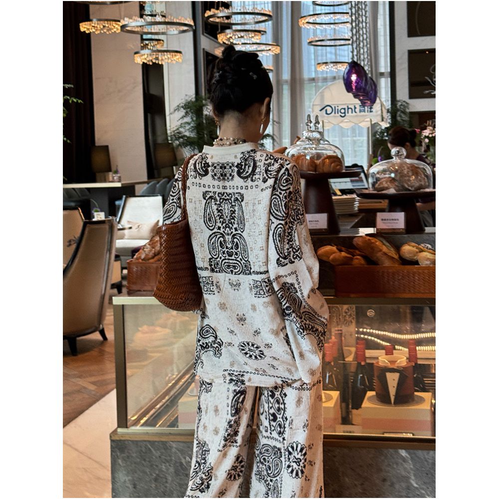 Old money style relaxed feeling wearing a wide leg pants set for women a beautiful early autumn set 2025 new two piece set image 4