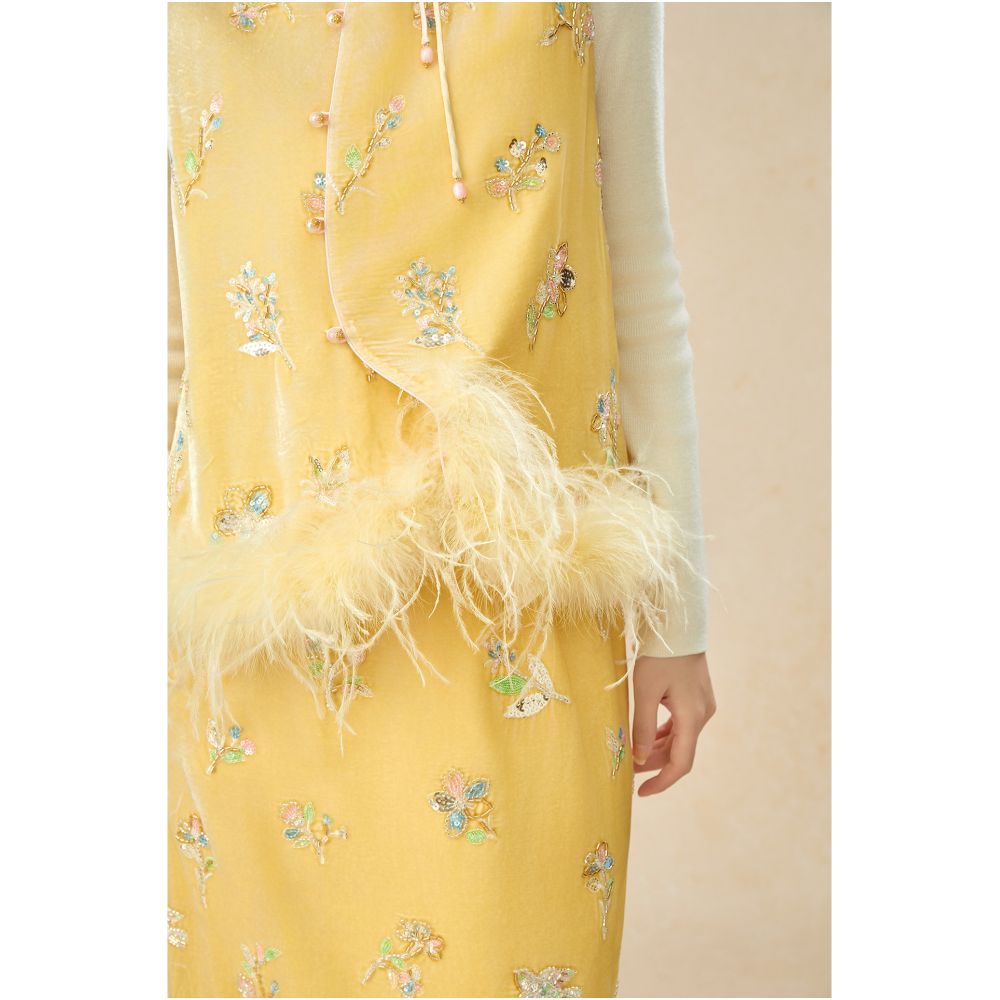 SHIBAI White Milk Yellow Bag 2025 Autumn Winter Girl s Sensation New Chinese Velvet Embroidered Ostrich Hair Vest Set image 4