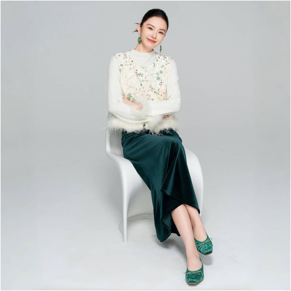 HSSNFZ new Chinese style vest for women in autumn 2025 embroidered bead velvet splicing stacked vest image 5