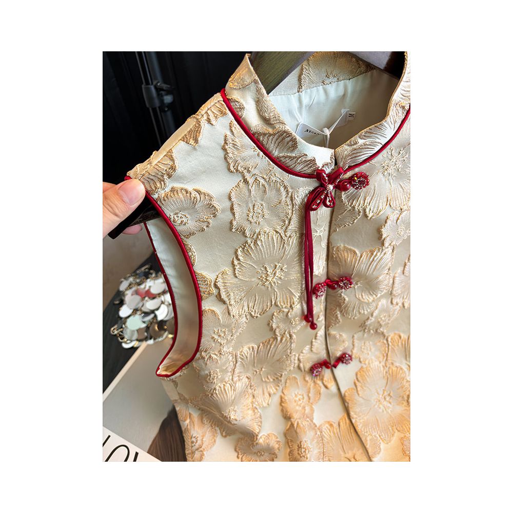 New Chinese style high end Chinese style heavy industry relief red vest for women 2025 new style New Year s wear and clothing image 3
