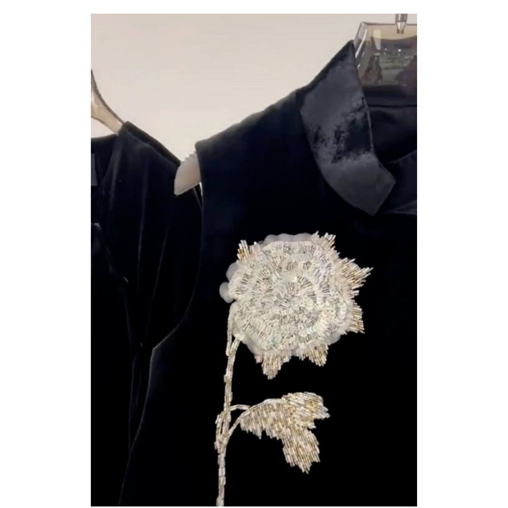 S Andro Madge 2026 Spring New Style New Chinese Luxury Black Embroidered Flower Sleeveless Top for Women image 3