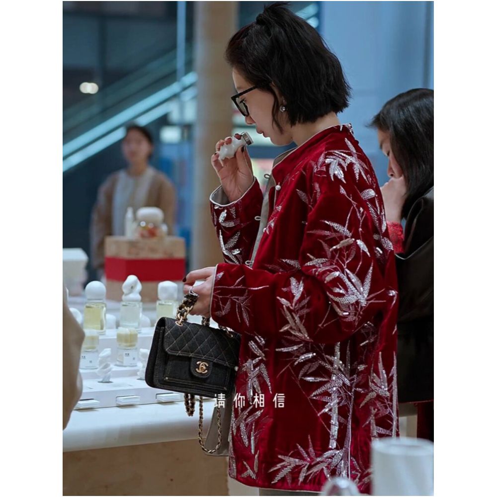 This year s popular trend is a beautiful western style style with a unique and super beautiful temperament It features a new Chinese style Chinese style wine red velvet jacket for women image 3