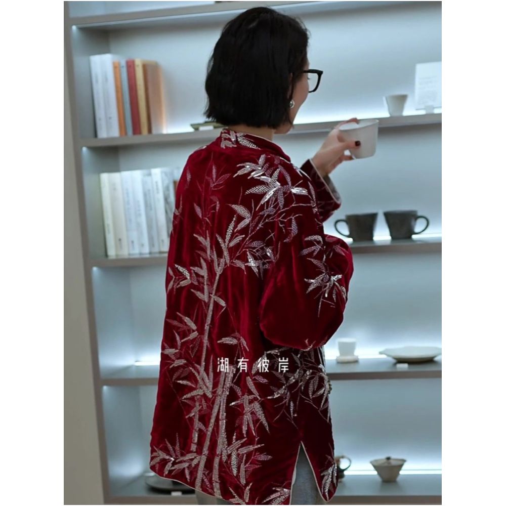 This year s popular trend is a beautiful western style style with a unique and super beautiful temperament It features a new Chinese style Chinese style wine red velvet jacket for women image 4
