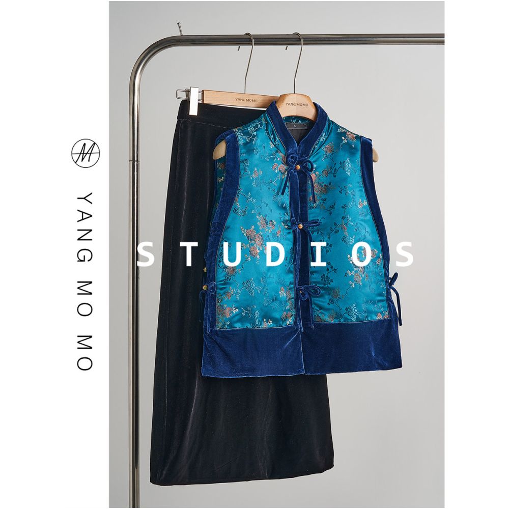 Autumn outfit with a set of new Chinese style velvet vest half skirt set 2025 autumn retro women s clothing image 1