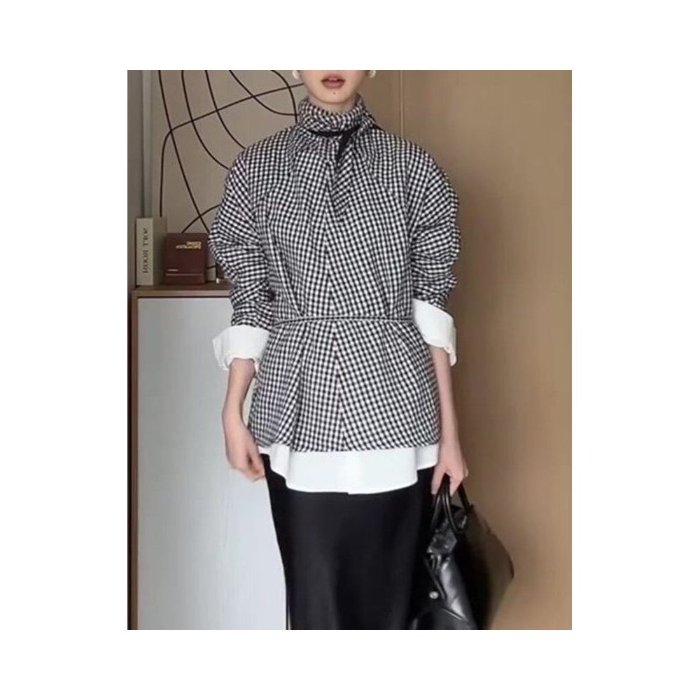 Withdrawal of cabinet women s clothing 2025 autumn new fashion design sense super beautiful black and white checkered lapel long sleeved shirt women s clothing image 4