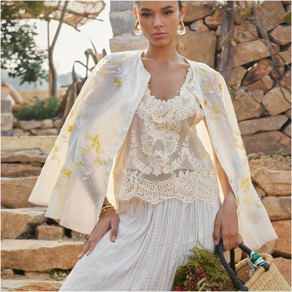 Betty Chow is overweight Exquisite and elegant slimming vintage style Tencel linen lace vest beige black image 3