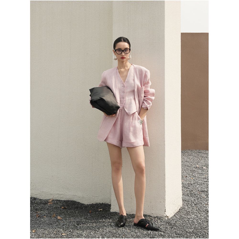 LemonChen s romantic and intellectual style features a low saturation pink European linen suit vest shorts and wide leg pants image 2
