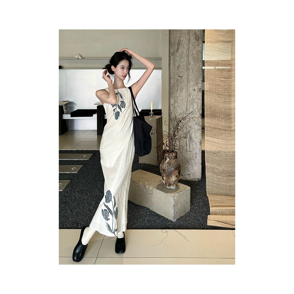 New Chinese retro style white floral print sleeveless slim fit long dress for women a hot trend this year image 1