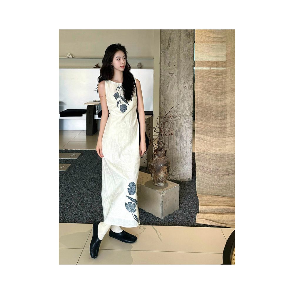 New Chinese retro style white floral print sleeveless slim fit long dress for women a hot trend this year image 2