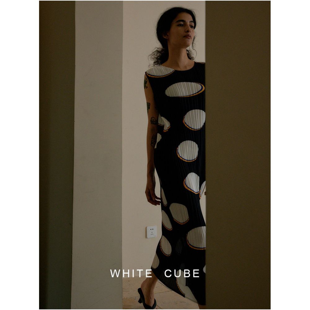 Whitecube trendy Miyake style pleated artistic sleeveless polka dot round neck long dress summer vest dress image 0