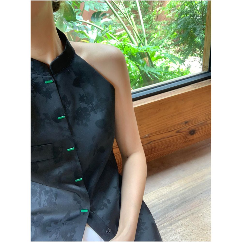 Exquisite New Chinese Style Stand Collar Cheongsam Top for Women 2025 Summer High End Black Jacquard Sleeveless Button Down Blouse image 3