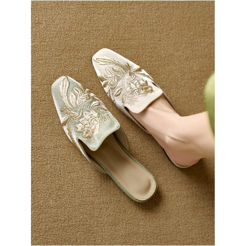Corso Venezia Italian style New Chinese embroidered closed toe slippers elegant flat sandals with a Chinese aesthetic image 0