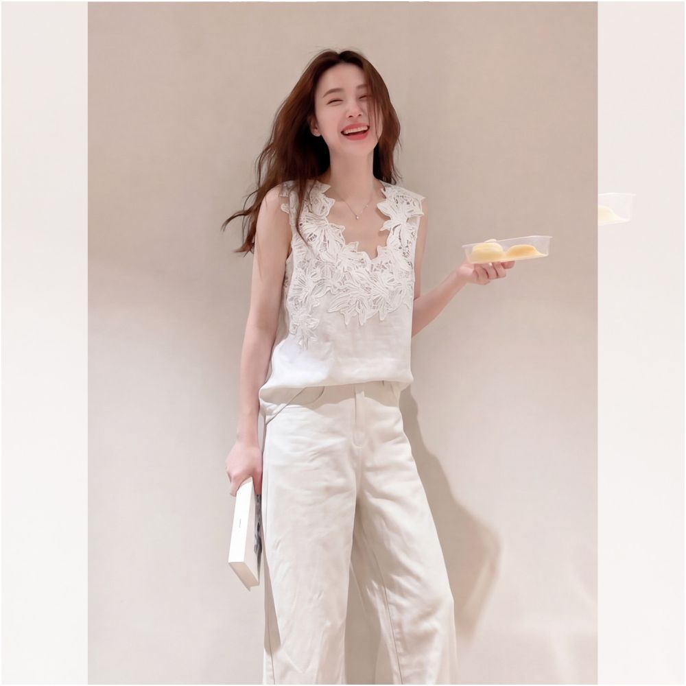 White heavy duty lace trim embroidered patchwork sleeveless vest for women 2026 summer new style absolutely gorgeous plus size top image 3