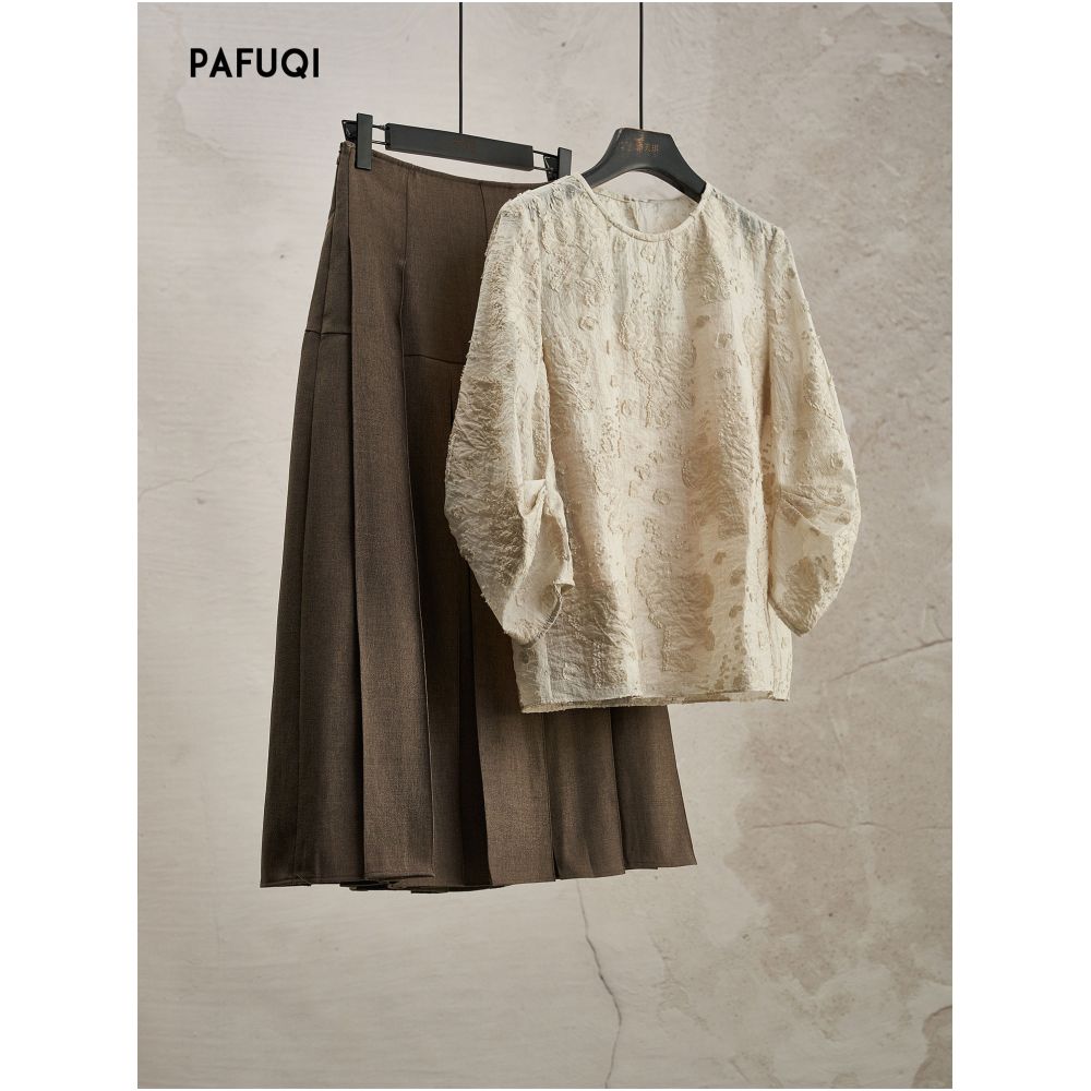 High end and beautiful two piece set embossed jacquard top off white pullover round neck three quarter sleeves spring style image 0