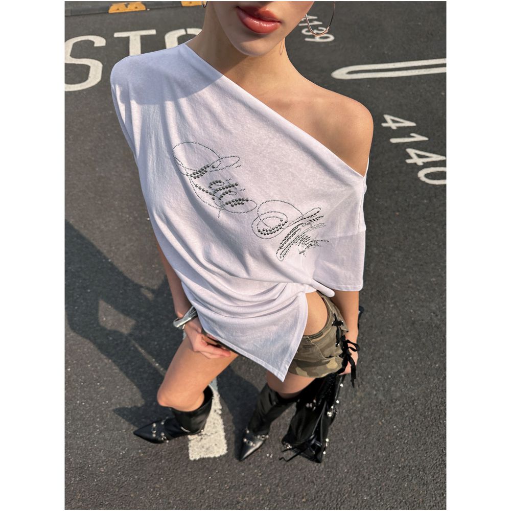 ASAYA7656 – Crystal Script Off-Shoulder Tee 🤍✨