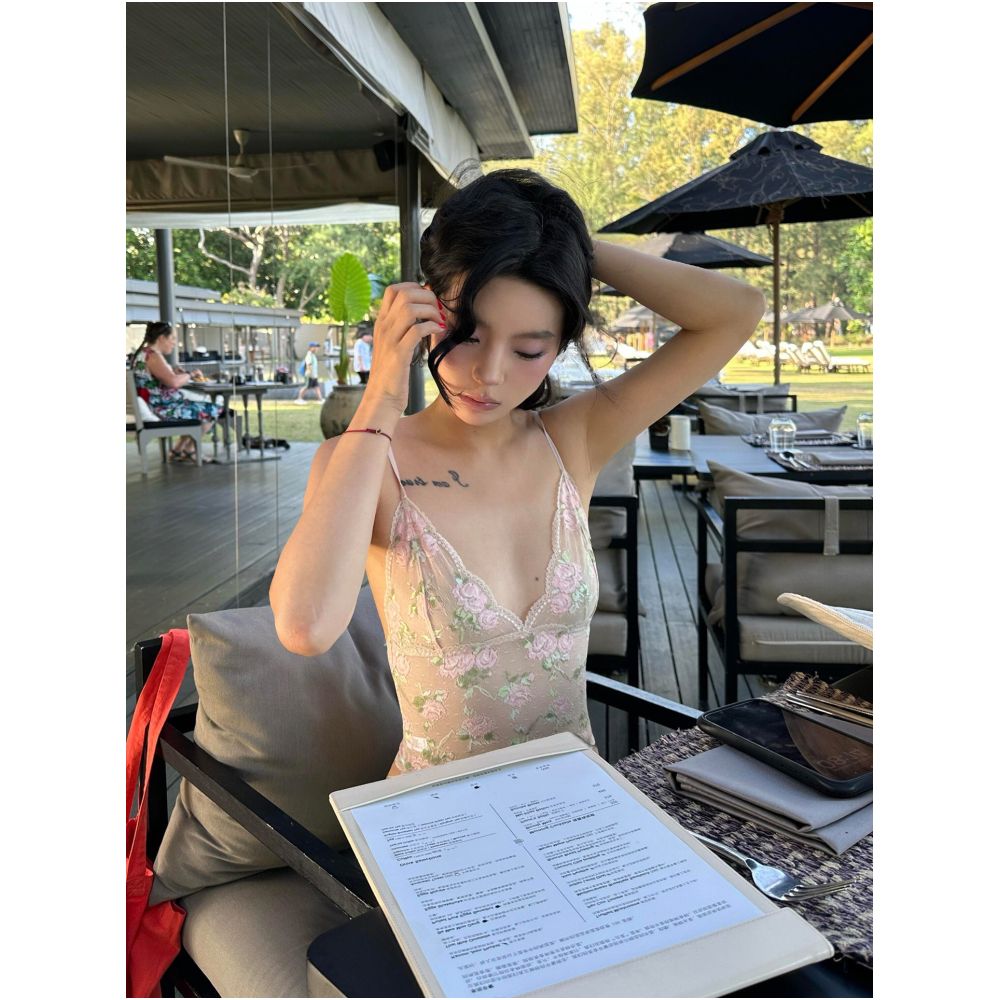 Turn up Chen Tuier Korean Girl s Tabloid French Rose Lace Low cut Camisole Tight Short Top image 1