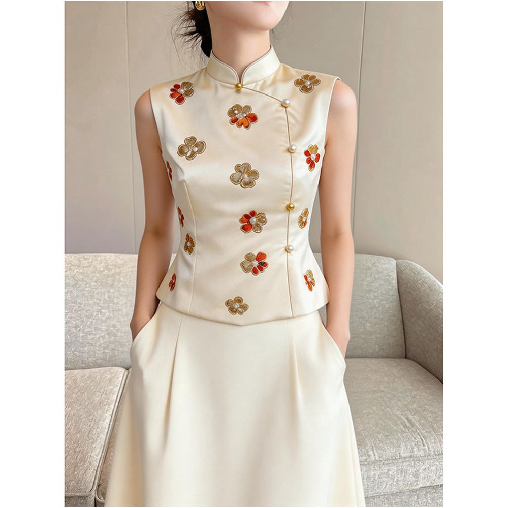 New Chinese style heavy embroidery vest for women stand collar Chinese knot button floral top high end light luxury Chinese style vest 2026 new style image 2