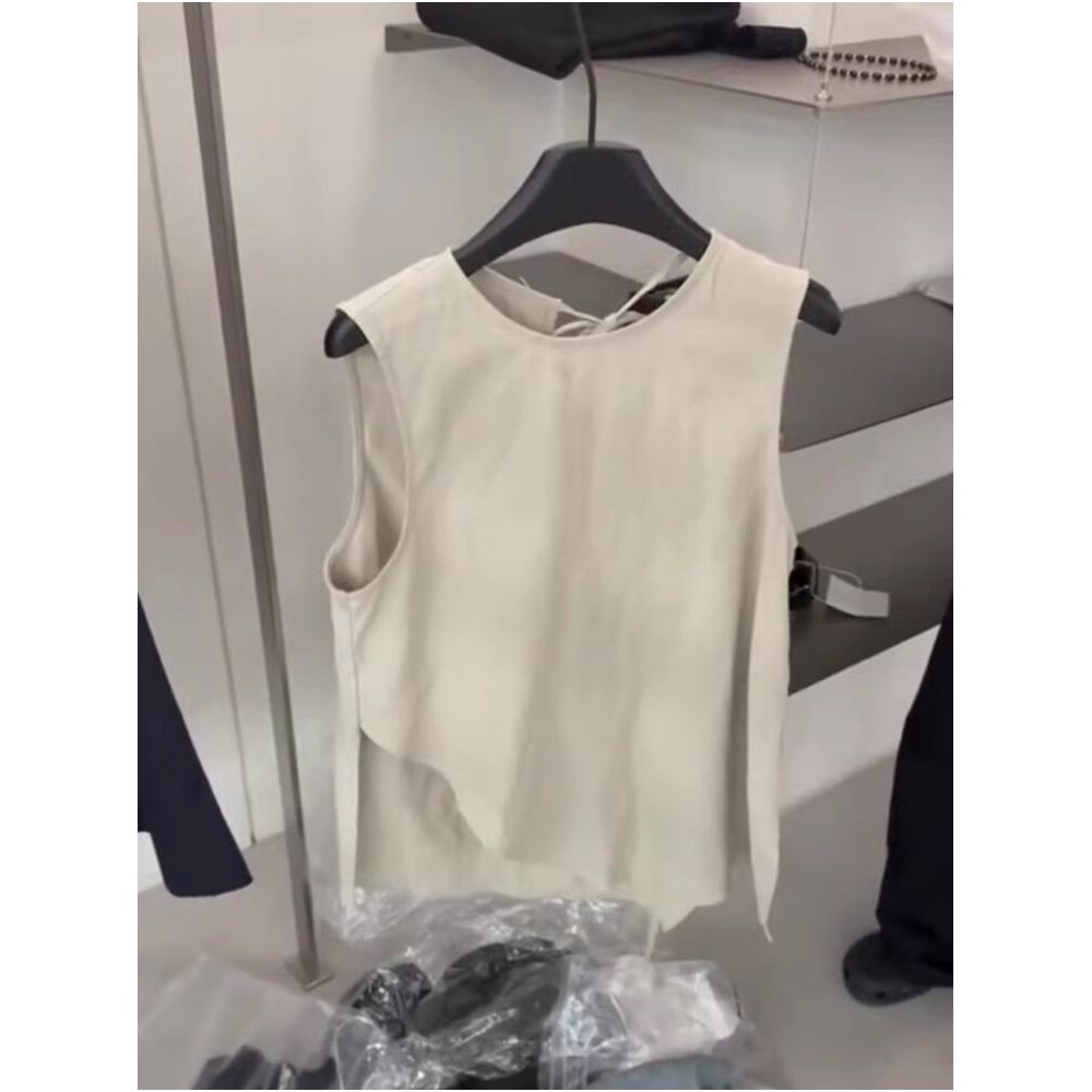 SiYu s unique and niche backless tie front tank top features a fashionable and luxurious design making it versatile and stylish It s a sleeveless top that flatters the figure image 1