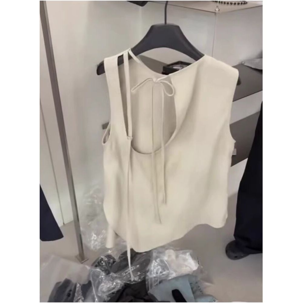 SiYu s unique and niche backless tie front tank top features a fashionable and luxurious design making it versatile and stylish It s a sleeveless top that flatters the figure image 2