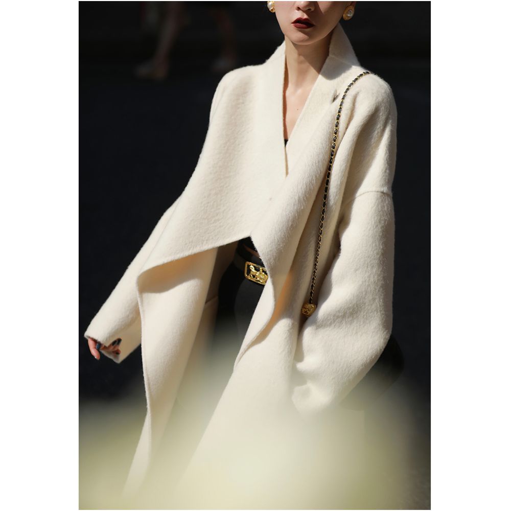 Mogas Poison Home Customized Cool and Luxurious White Wool Coat with Large Silhouette and Stylish Appearance Thin and Long Coat for Women in Autumn and Winter image 2