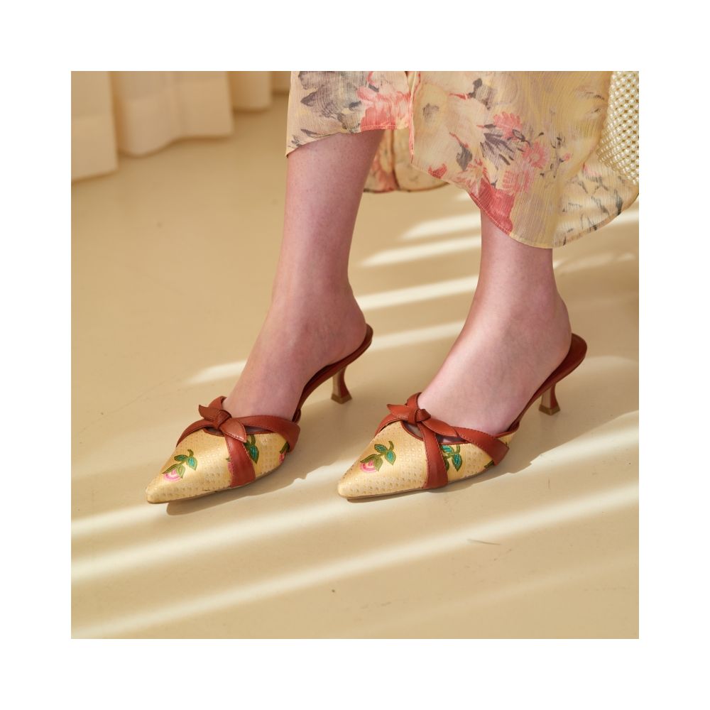 Vintage Vintage Small Square Head Yellow Rose Original Embroidery Custom Fabric Antique Sheep Leather Shoes High End Edition image 11