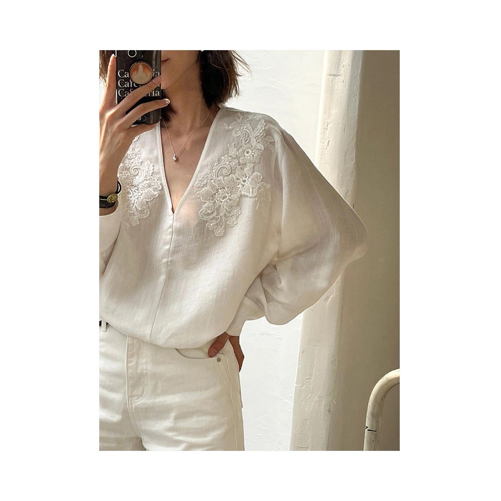 2025 New Chinese Style V neck Embroidered White Shirt for Women s Summer Fashion and Western Style Design niche cardigan image 1