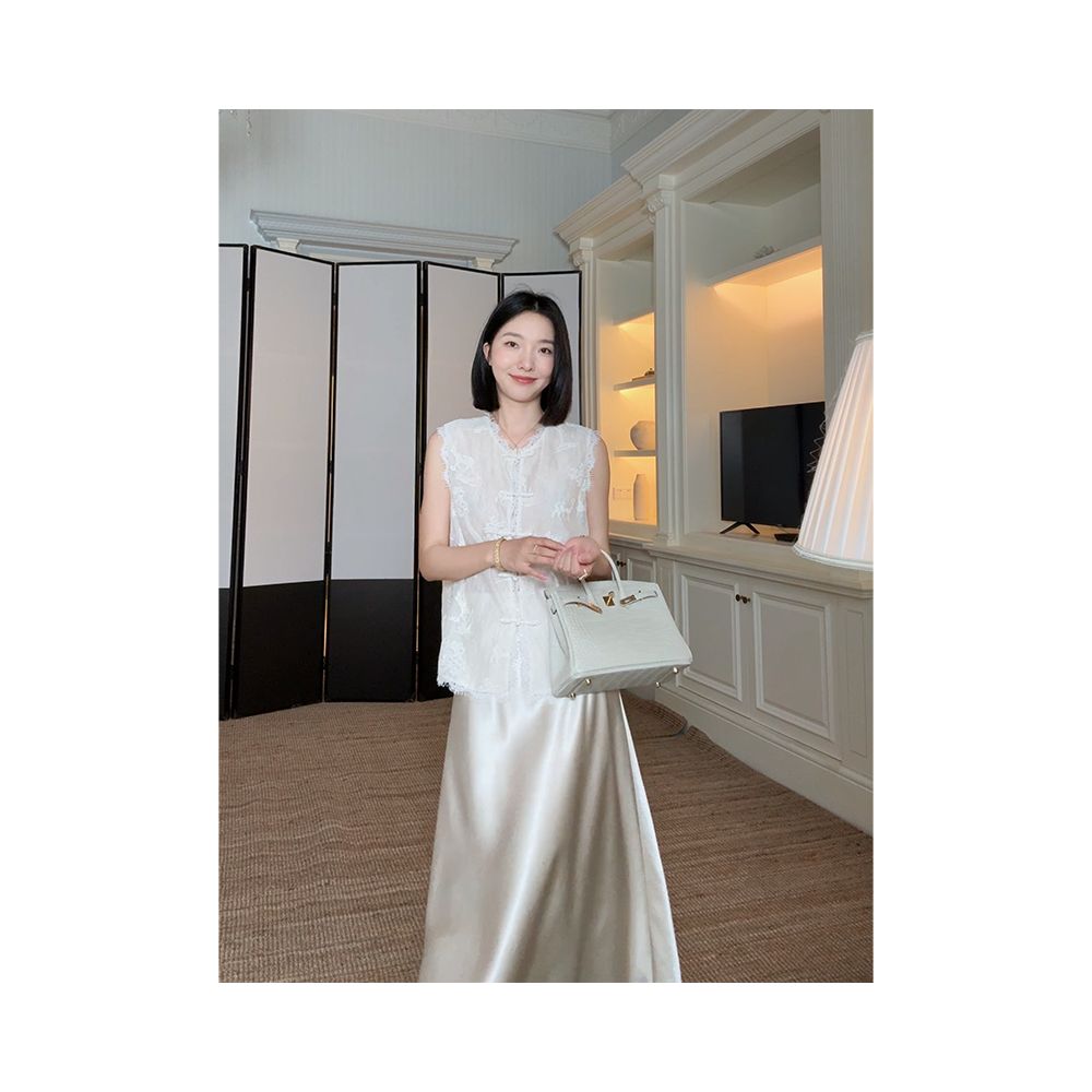 Guo Jiuni s temperament is a new Chinese style slimming embroidered lace top that is versatile for summer She also has a slanted satin skirt image 2