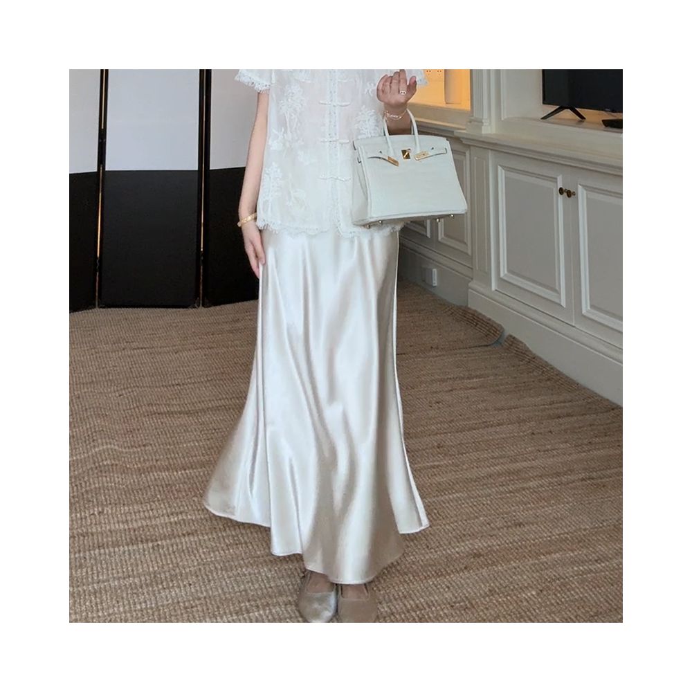 Guo Jiuni s temperament is a new Chinese style slimming embroidered lace top that is versatile for summer She also has a slanted satin skirt image 12