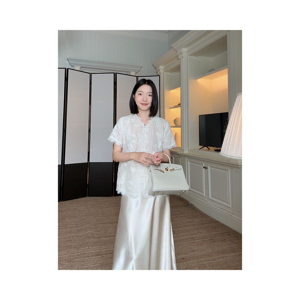 Guo Jiuni s temperament is a new Chinese style slimming embroidered lace top that is versatile for summer She also has a slanted satin skirt image 16