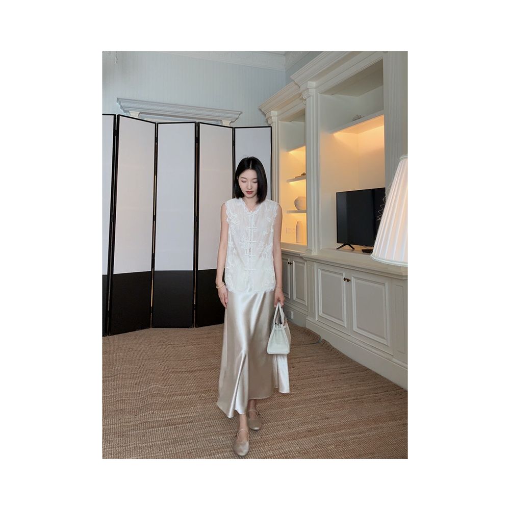 Guo Jiuni s temperament is a new Chinese style slimming embroidered lace top that is versatile for summer She also has a slanted satin skirt image 21