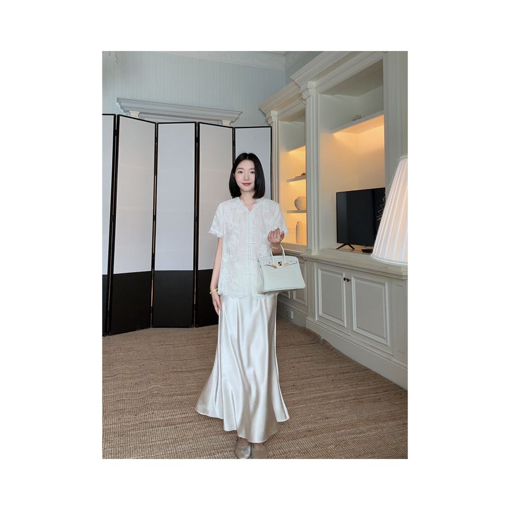 Guo Jiuni s temperament is a new Chinese style slimming embroidered lace top that is versatile for summer She also has a slanted satin skirt image 27
