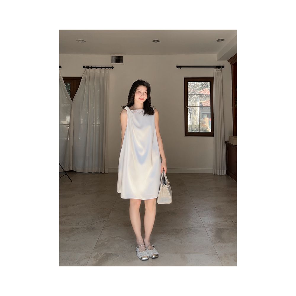 Guo Jiuni s temperament is a one necked twisted satin loose and slimming sleeveless vest dress a summer minimalist dress image 5