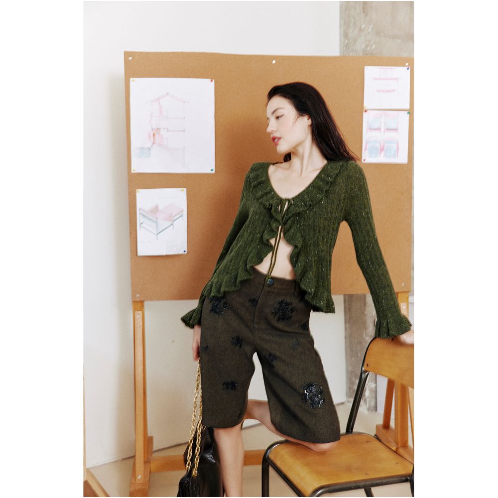 Rosebanks today is a fashionable ambitious brand that combines strength and softness positioned as pearl tube embroidered Bermuda five quarter pants image 7