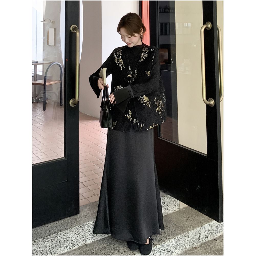 New Chinese style three piece buckle set for women in spring and autumn 2025 with a textured vest top and half body skirt image 3