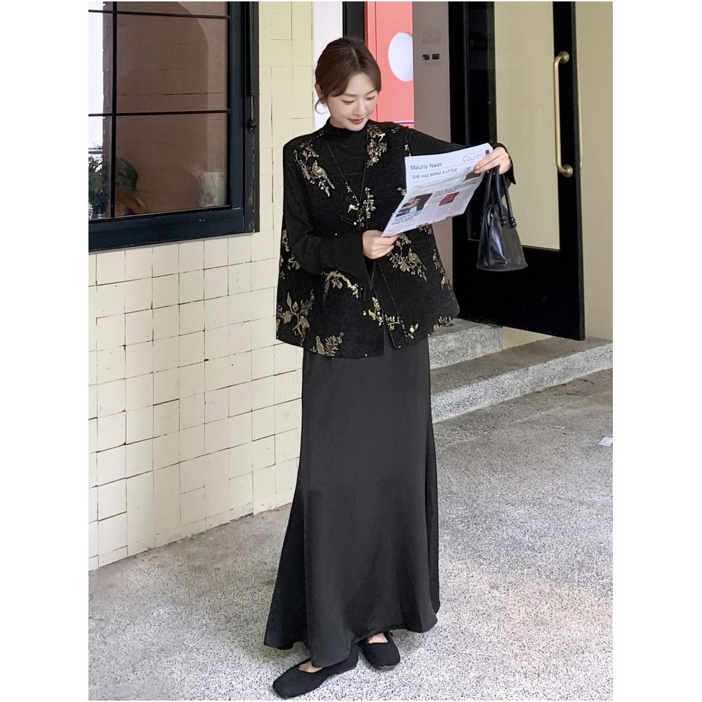 New Chinese style three piece buckle set for women in spring and autumn 2025 with a textured vest top and half body skirt image 4