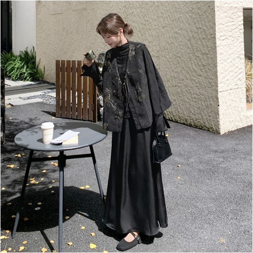 New Chinese style three piece buckle set for women in spring and autumn 2025 with a textured vest top and half body skirt image 5