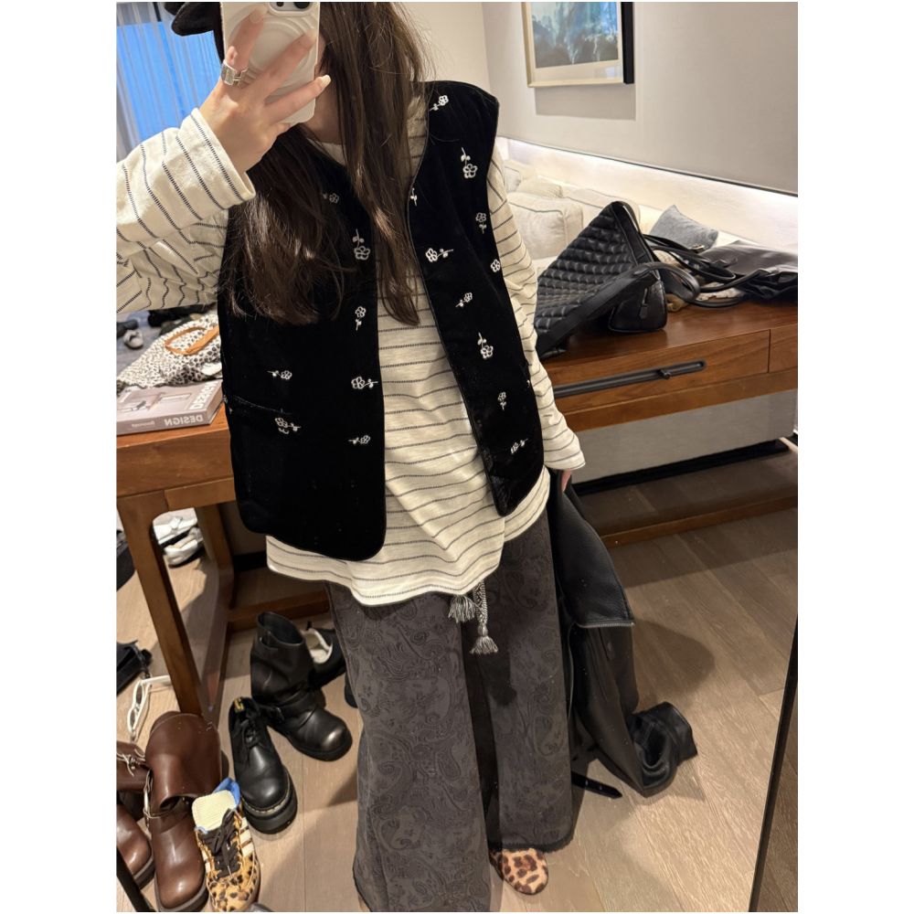 Fancy Embroidered Velvet Vest Women s 2025 Autumn New Style Atmosphere Sleeveless Design Tank Top image 3