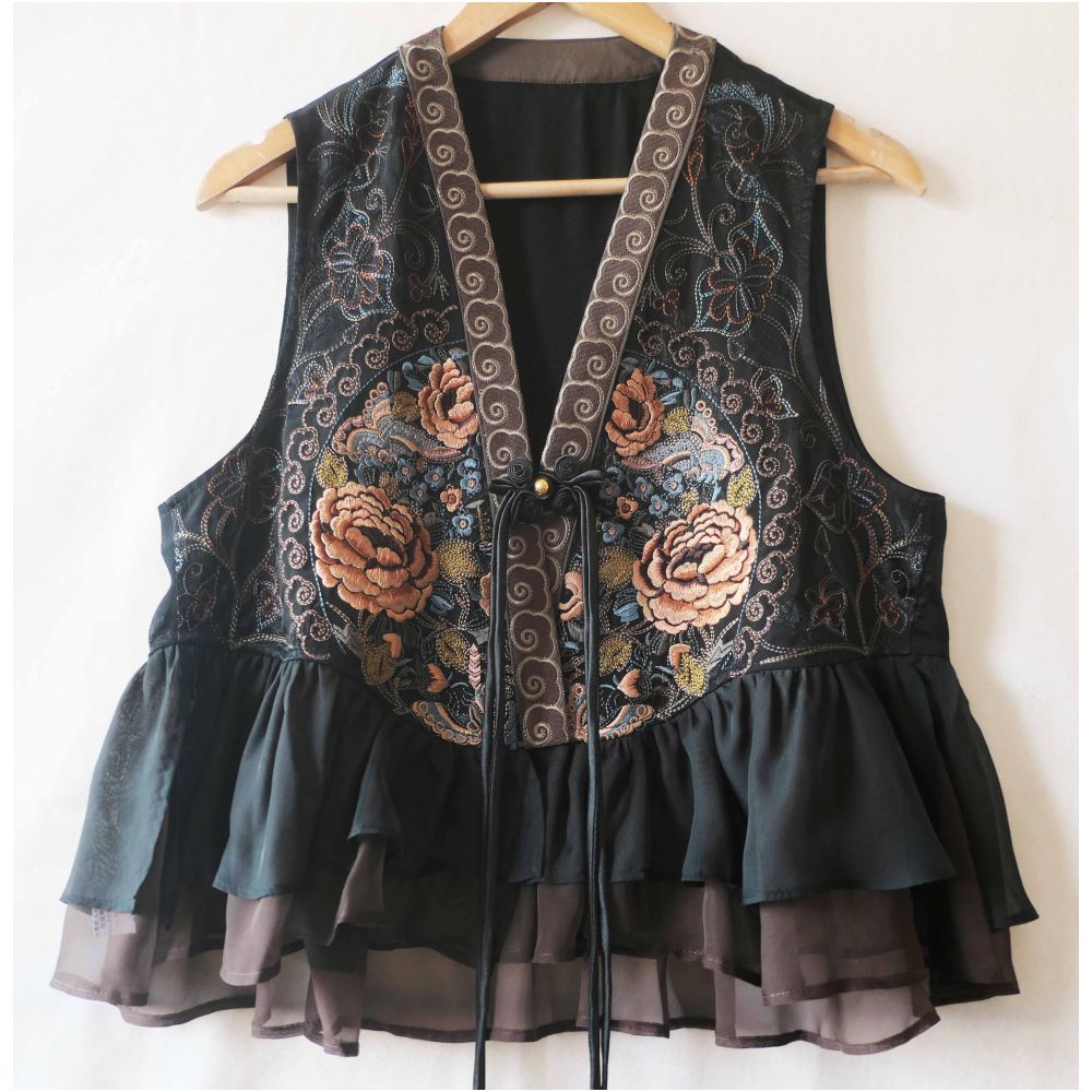 ASAYA5337 – Peony Mist Ruffle Vest 🌸🖤