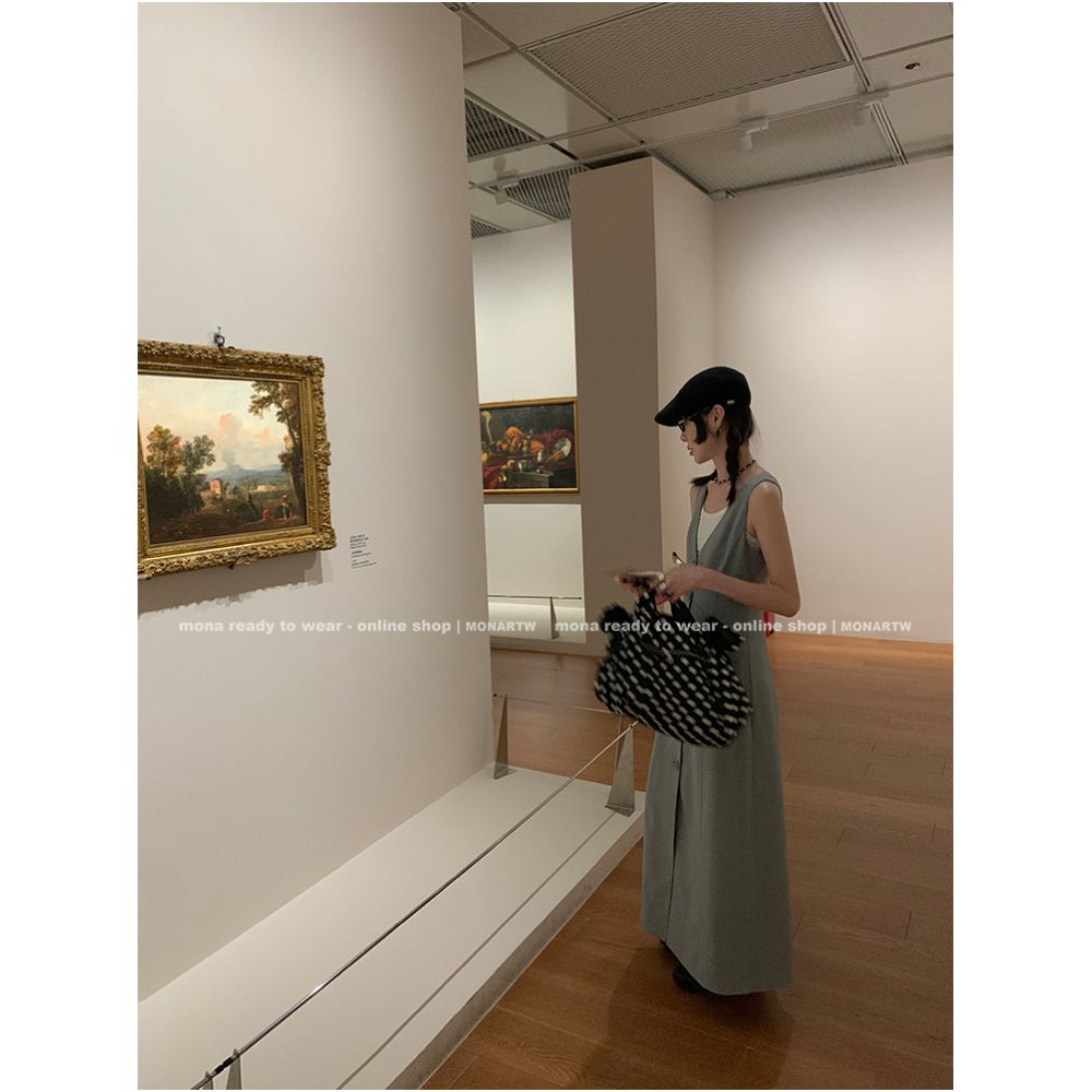 MONA temperament minimalist deep V super good looking niche non collision style black and white sleeveless dress for petite women 2025 image 1