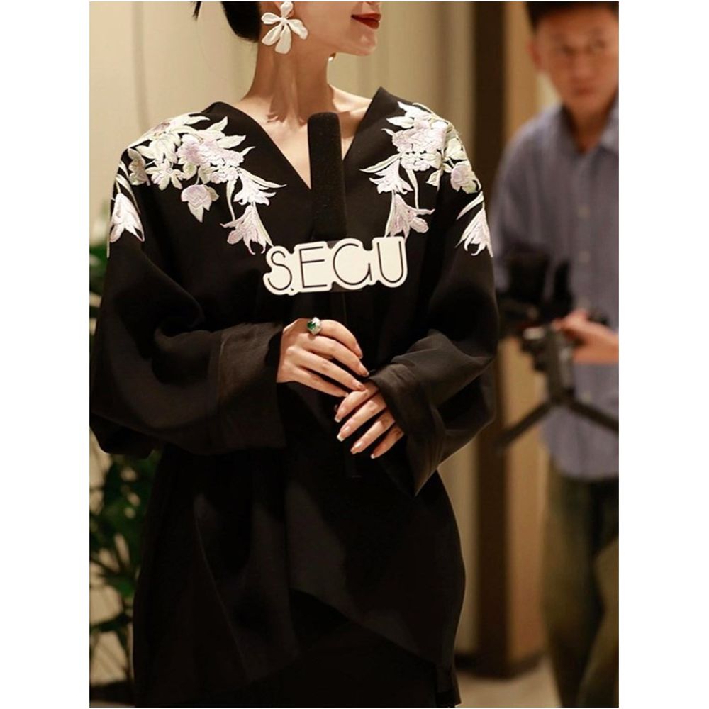 French high end light luxury retro style black top 2025 autumn style design sense V neck chic heavy embroidery image 2