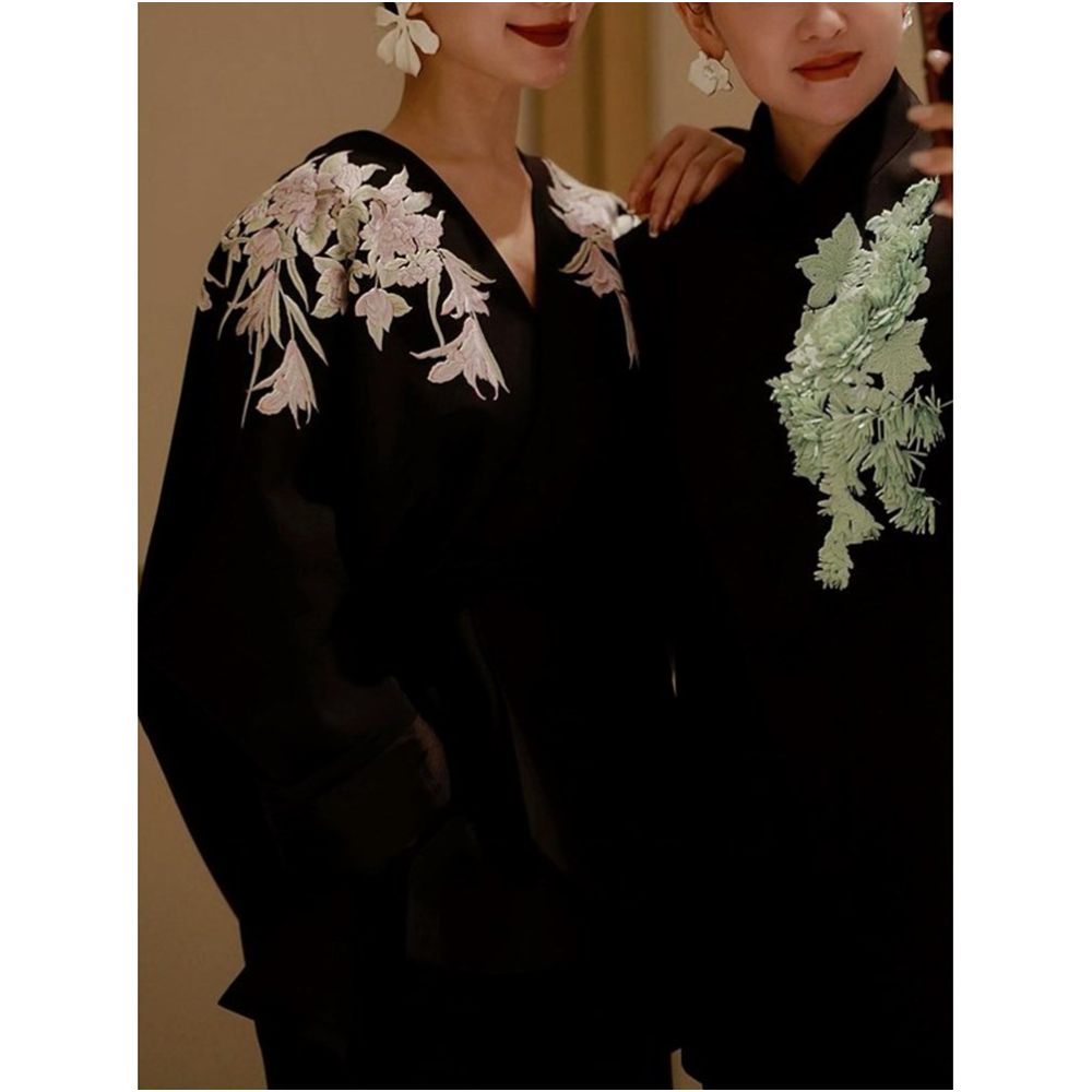 French high end light luxury retro style black top 2025 autumn style design sense V neck chic heavy embroidery image 3