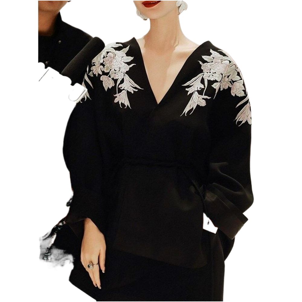 French high end light luxury retro style black top 2025 autumn style design sense V neck chic heavy embroidery image 4