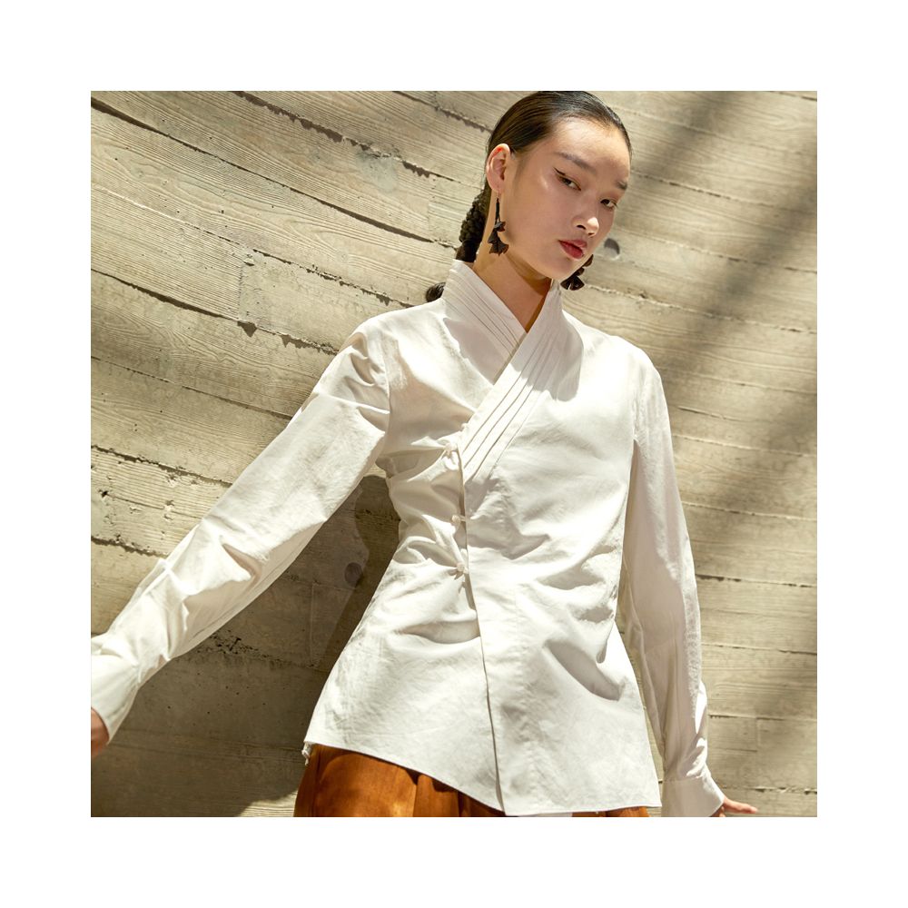 A white Chinese style shirt with a retro Chinese aesthetic featuring a V neck and a diagonal opening long sleeves perfect for spring and autumn image 0