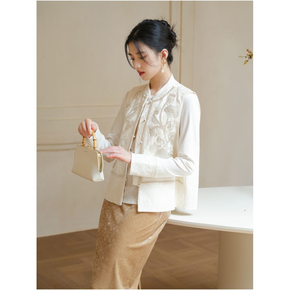 New Chinese style vest for women in autumn and winter 2025 with a new texture and temperament Heavy industry bead embroidery layered on the shoulder image 2