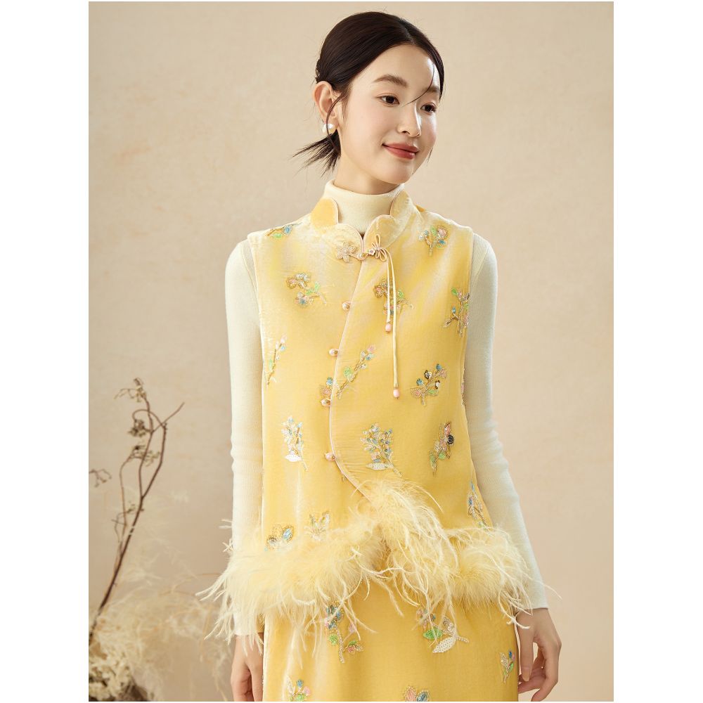 SHIBAI White Milk Yellow Bag 2025 Autumn Winter Girl s Sensation New Chinese Velvet Embroidered Ostrich Hair Vest Set image 1